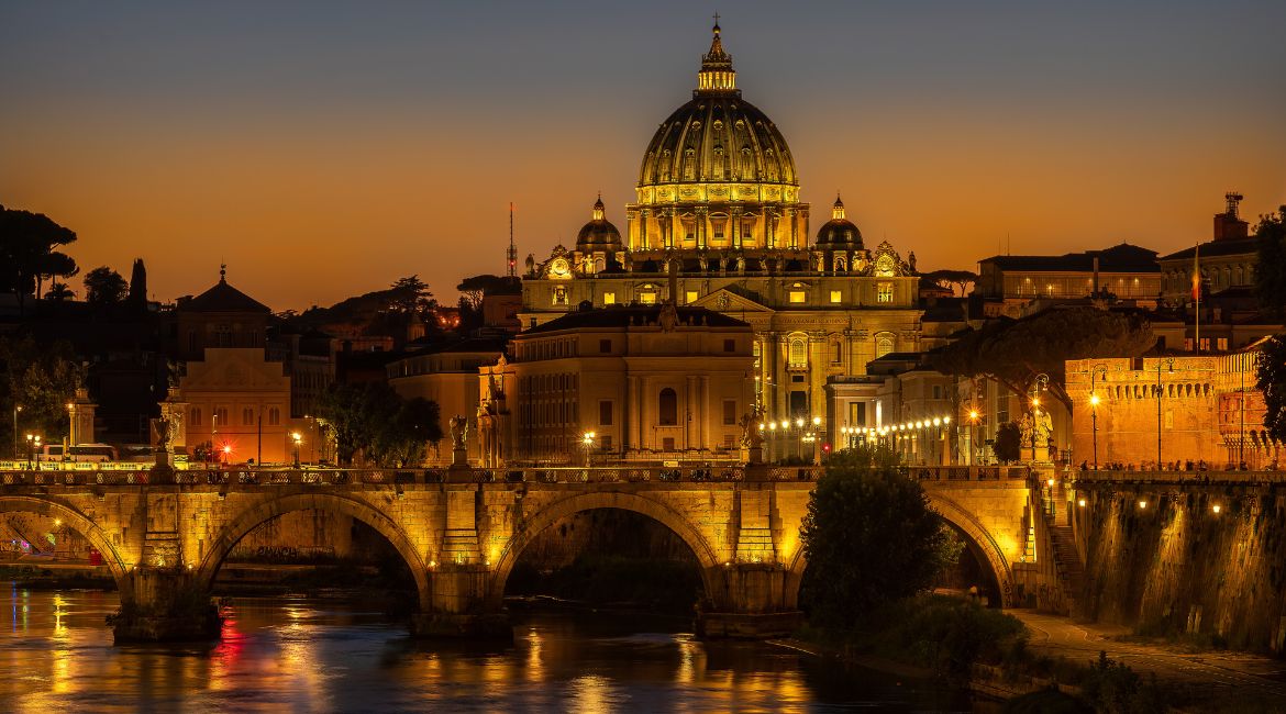 Vista della Cattedrale di San Pietro al tramonto. Per vivere una serata alternativa a Roma, puoi provare gli speakeasy
